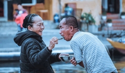 Mẹ già gần 60 năm chạy rong cho con ăn giữa cổ thị Hội An và câu chuyện chỉ ai làm mẹ mới thấm