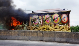 Xe tang bốc cháy ngùn ngùn giữa QL 1A, cả gia đình náo loạn