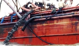 Truy tìm tàu lạ xả bùn thải đen ngòm ra biển Nghệ An - Thanh Hóa