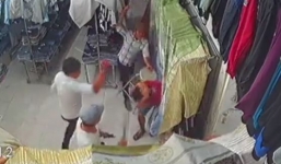 Nhóm côn đồ xông vào shop quần áo truy sát, chém gục nhân viên