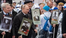 Putin cầm ảnh cha dẫn đầu diễu hành 'Trung đoàn bất tử' 