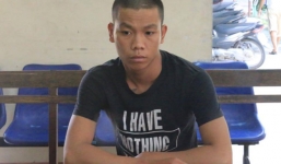 Vượt xe không thành, hai thanh niên chặn đầu ô tô đập phá