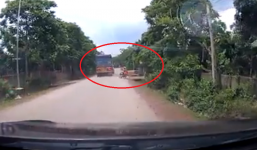 Lao từ trong ngõ ra như thiêu thân, 'ninja' suýt bị container cán