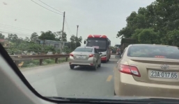 Video: Ô tô lấn làn bị xe khách 45 chỗ ép chạy lùi