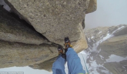 Video: Thót tim cảnh VĐV liều lĩnh đu đưa trên núi cao hơn 4.000m