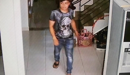 Tên trộm tay cầm dao, thản nhiên đi khắp nhà lục tìm tài sản