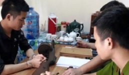 2 chú cháu trộm 50 triệu đồng trong cốp xe máy