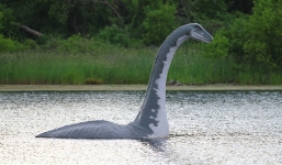 Quái vật hồ Loch Nes xuất hiện giữa lòng hồ