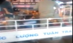 Dân phòng cầm gậy đánh liên tiếp vào 2 thanh niên