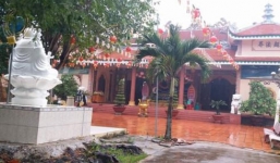 2 'nữ quái' vào chùa thắp hương rồi 'xin lộc' luôn chiếc chuông cổ