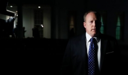 Thư ký Nhà Trắng phải trốn trong bụi cây vì bị phóng viên truy hỏi