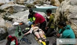 Video: Đội trưởng cứu hộ gào khóc khi phát hiện nạn nhân là con gái mình