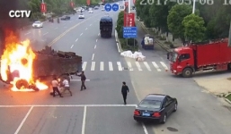 Video: Người đi xe máy biến thành đuốc sống sau cú đâm vào xe tải