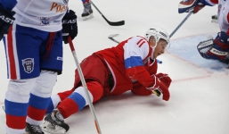 Video: Putin lăn xả hết mình khi chơi khúc côn cầu trên băng