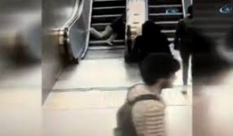 Video: Thót tim cảnh bé 9 tuổi bị thang cuốn 'nuốt' chân