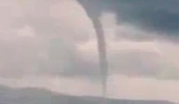 Vòi rồng cao hàng trăm mét trên biển Nha Trang