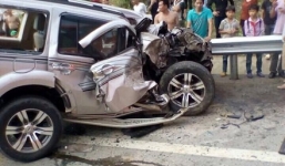 Xế hộp đối đầu xe khách trên cao tốc Nội Bài - Lào Cai