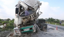 2 xe tải biến dạng sau va chạm, 2 lái xe tử vong tại chỗ