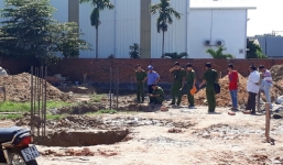 Phát hiện thi thể người đàn ông cùng xe máy dưới hố công trình