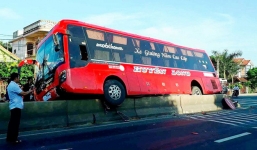 Video: Bị cuốn vào gầm xe khách, bé gái 6 tuổi thoát chết kỳ diệu