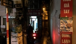 Hàng chục cảnh sát vây ráp nghi can đâm người rồi cố thủ trong nhà