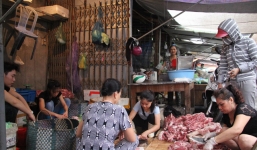 Chị bán thịt lợn bị hắt dầu luyn lên tiếng về việc bị cấm bán hàng