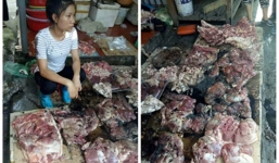Chen chân mua thịt lợn của người phụ nữ bị hất luyn và chất thải