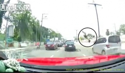 Video: Người phụ nữ bị ô tô hất văng vì mải nghe điện thoại khi qua đường