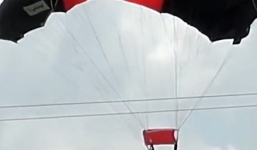 Video: Nữ quân nhân sống sót kỳ diệu sau khi nhảy trúng dây điện