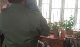 Câu chuyện đau lòng về cậu bé 4 tuổi ngồi bên thi thể mẹ suốt 2 ngày 3 đêm