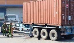 Xe máy bị container cuốn vào gầm, người đàn ông tử vong tại chỗ