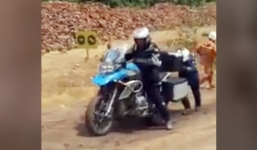 Xe tay ga bỏ xa môtô phân khối lớn trên đường dốc