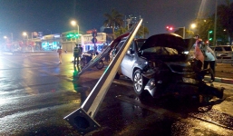 Hà Nội: Ôtô 7 chỗ mất lái đâm đổ cột biển BRT