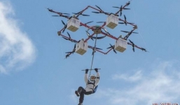 Video: Thót tim cảnh người đàn ông nhào xuống đất ở độ cao 330m