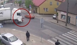 Video: Người phụ nữ may mắn thoát chết kỳ diệu dưới gần xe tải ở Ba Lan