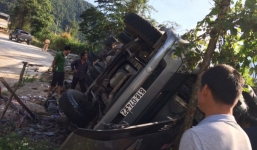 Xe đầu kéo lật nghiêng, 3 người mắc kẹt trong cabin