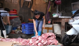 Hải Phòng: Chị bán thịt lợn giá rẻ xin giảm tội cho 2 phụ nữ hắt chất bẩn