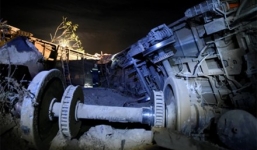 Tàu hỏa trật bánh, lao vào nhà dân khiến 4 người thiệt mạng