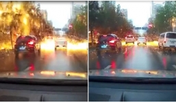 Video: Thót tim cảnh sét đánh giữa đường tóe lửa như pháo hoa