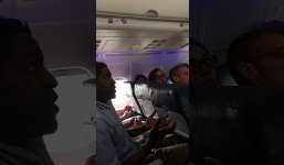 Video: Tiếp viên không cho dùng toilet, nữ hành khách 'đi' vào tách tại chỗ