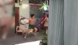 Clip con nuôi dùng chổi đánh mẹ già gây phẫn nộ