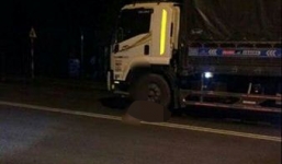 Vượt xe tải bất thành, 2 người bị cán tử vong