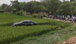 'Xế hộp' va chạm liên hoàn với xe đạp điện, 3 học sinh tử vong