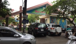 Bé gái gần 3 tuổi ngã từ cửa sổ tầng 2 trường mẫu giáo xuống đất