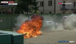 Biker thoát chết trong gang tấc khi xe đua bốc cháy