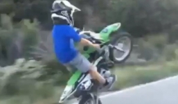 Tài không đợi tuổi: Biker nhí trổ tài bốc đầu phân khối lớn điêu luyện