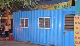Hơn 30 côn đồ dùng hung khí đánh người, cẩu container chặn bít cửa 