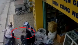 Đang cất ví vào cốp xe, bị cướp giật phăng trong chớp mắt