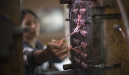 Cuộc sống của nữ công nhân vừa tròn 18 tuổi trong công xưởng sản xuất đồ chơi tình dục ở Trung Quốc