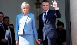 Tổng thống Pháp mặc vest bình dân, vợ mặc đồ đi mượn trong lễ nhậm chức